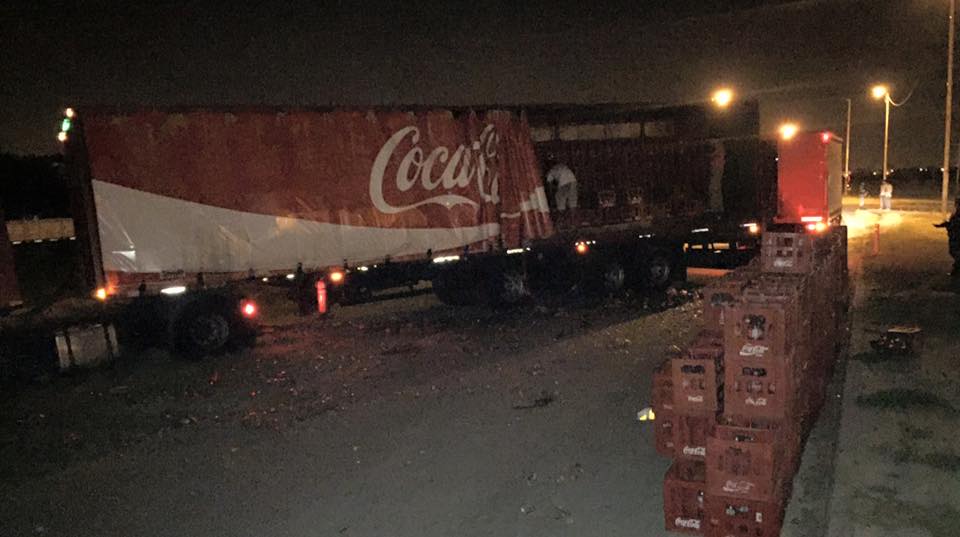 Camión de Coca Cola «pasó de largo» en una rotonda de la Circunvalación