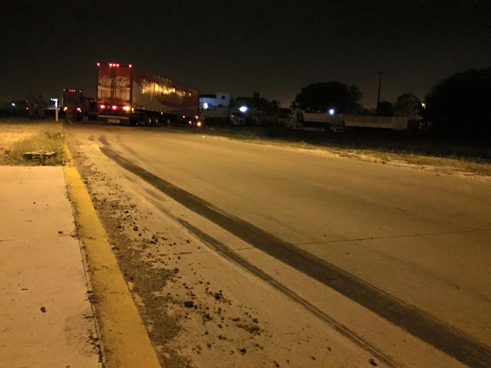 Camión de Coca Cola «pasó de largo» en una rotonda de la Circunvalación