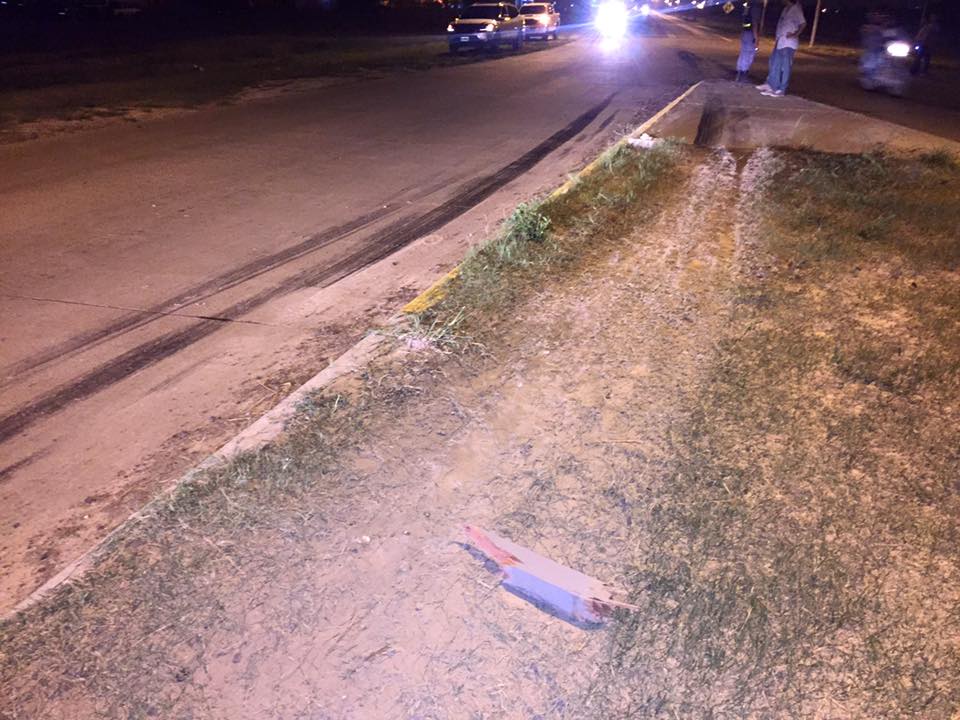 Camión de Coca Cola «pasó de largo» en una rotonda de la Circunvalación