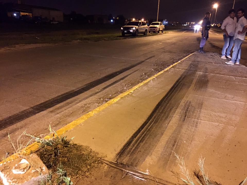 Camión de Coca Cola «pasó de largo» en una rotonda de la Circunvalación