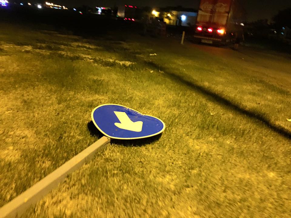 Camión de Coca Cola «pasó de largo» en una rotonda de la Circunvalación