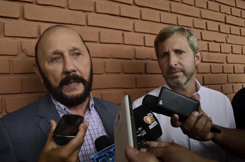 El gobernador Insfrán compartió una rueda de prensa con el ministro del Interior Rogelio Frigerio en la vereda del Aeropuerto El Pucú.