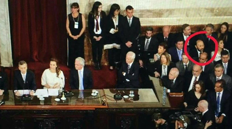 gildo mira para otro lado cuando habla macri