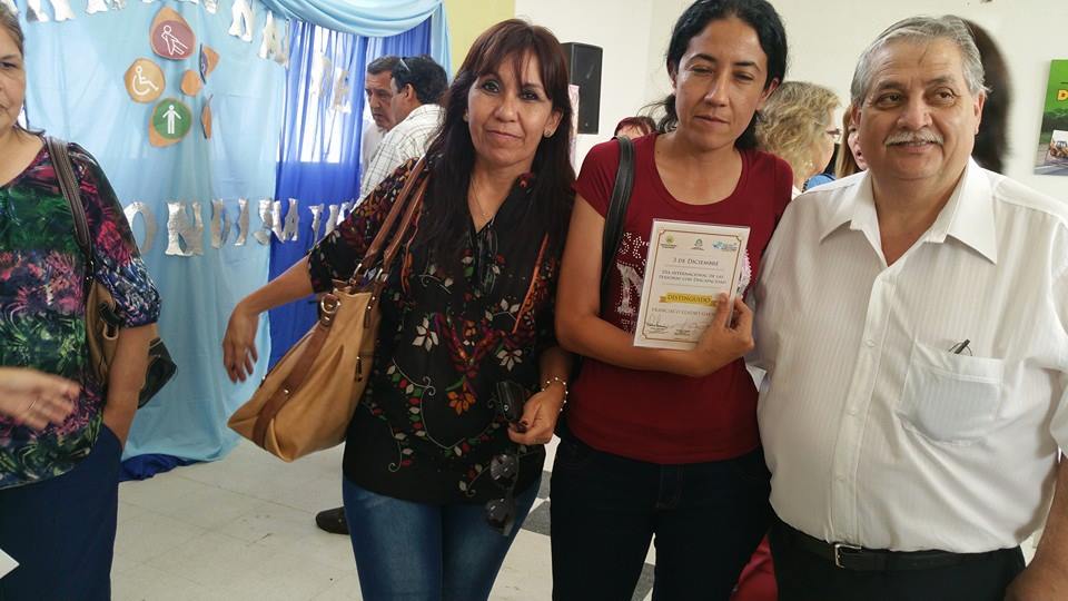 Empleada municipal fue a caminar a la plaza, se resistió al robo de un celular y la mataron con arma blanca