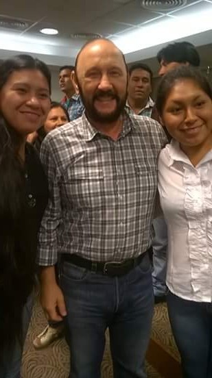 Rosaura en una foto de su face, junto al gobernador Insfrán.