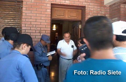 Don Ítalo Milanesse le explica a los policías los hechos ocurridos en su domicilio.