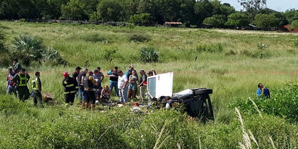 Llevaba 50 kilos de cocaína, volcó en R11, lo auxilió y detuvo la Policía Federal (video)