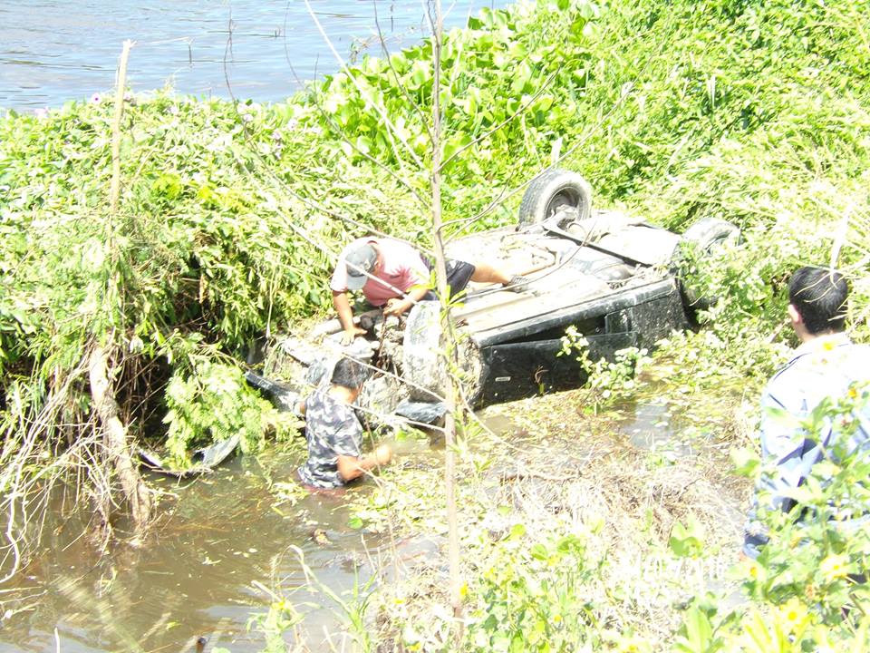 Rescataron un auto que cayó al Riacho de Oro