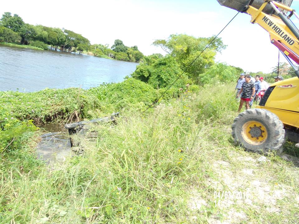Rescataron un auto que cayó al Riacho de Oro