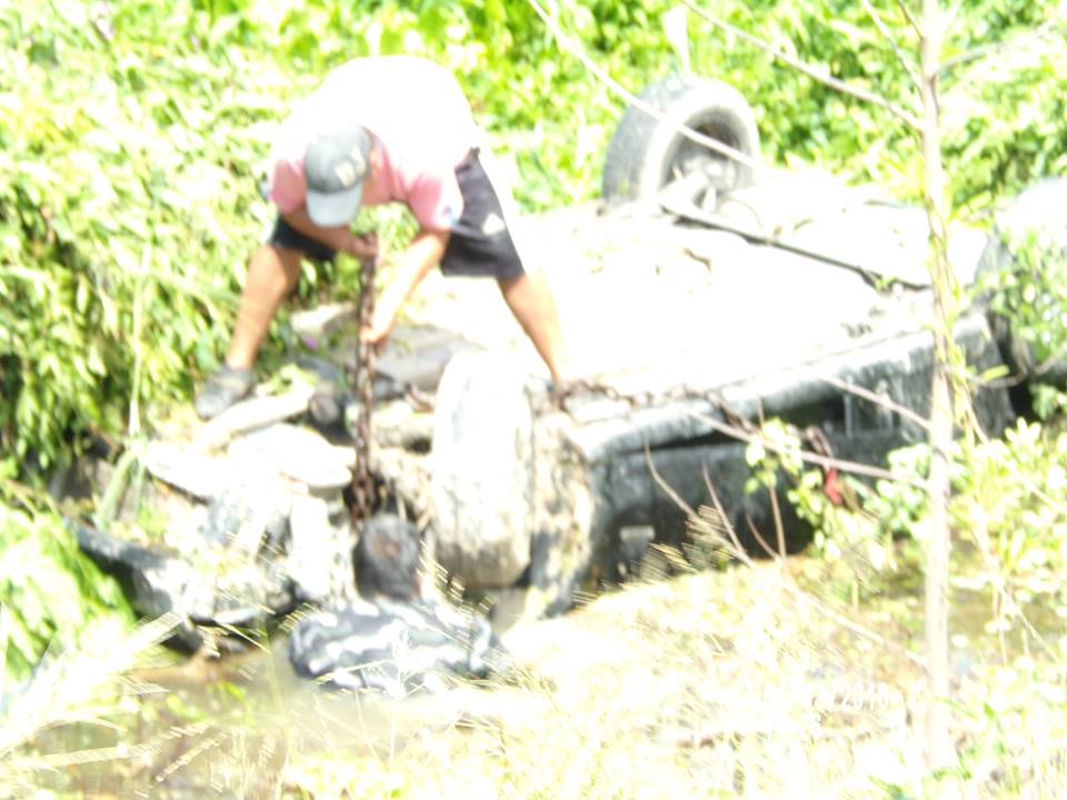 Rescataron un auto que cayó al Riacho de Oro