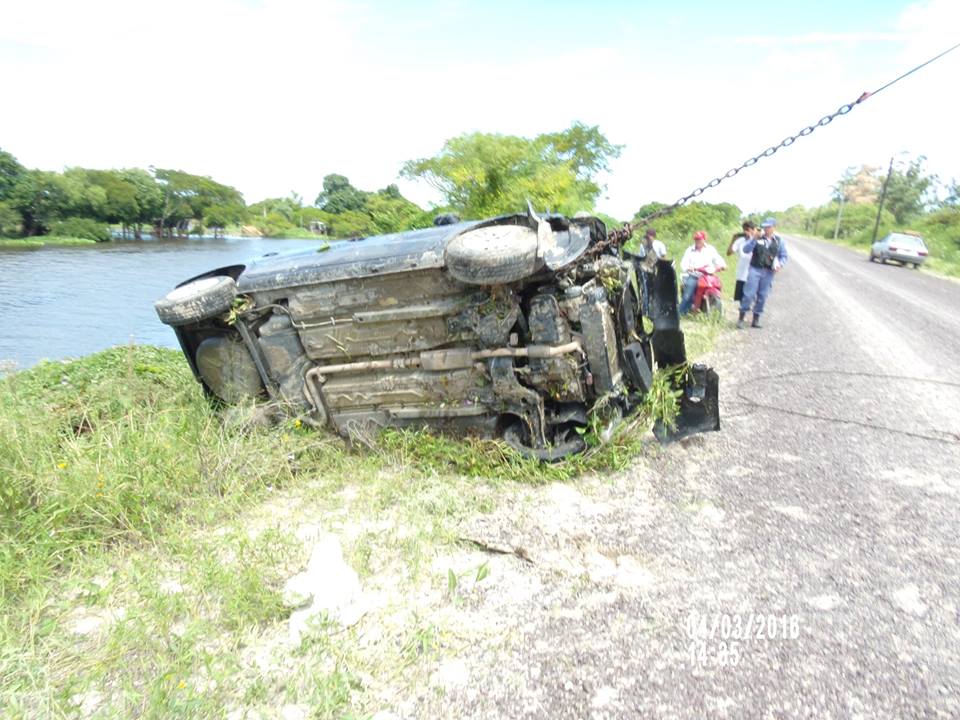 Rescataron un auto que cayó al Riacho de Oro
