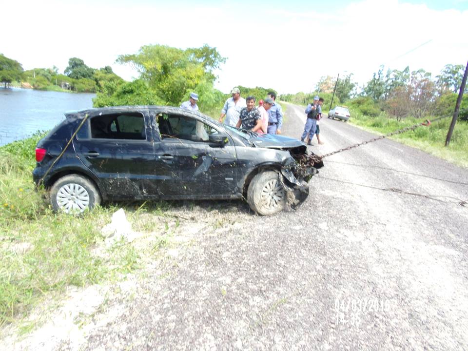 Rescataron un auto que cayó al Riacho de Oro