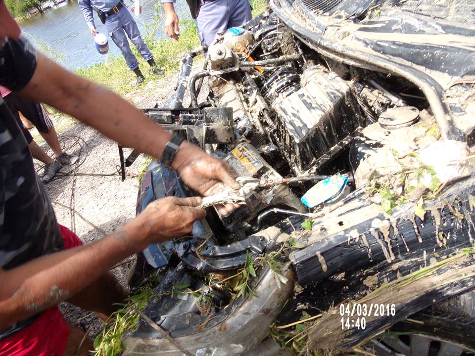 Rescataron un auto que cayó al Riacho de Oro