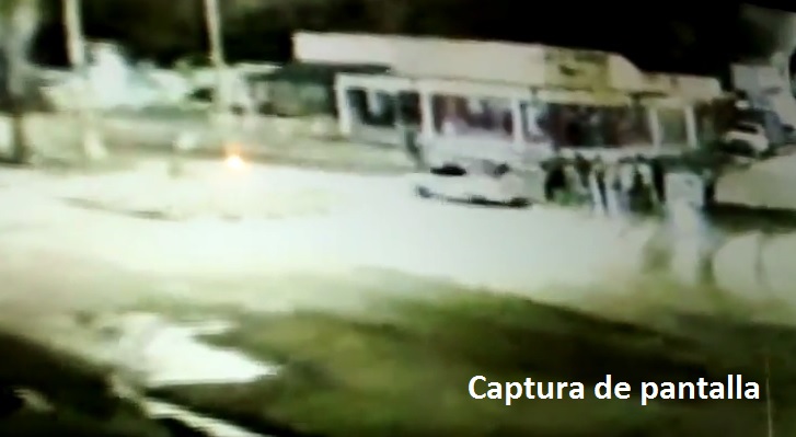 Buscan a conductor de un auto que chocó a un joven en la madrugada del domingo (video)