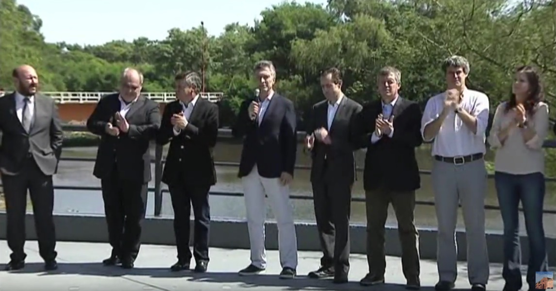 MANOS EN LOS BOLSILLOS. Todos aplauden a Macri, menos Insfrán. Captura de pantalla