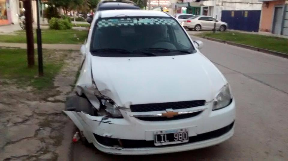 Otra vez un remisero «se llevó puesto» a un par de autos estacionados