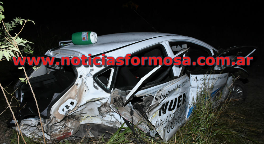 Accidente frente a Guaycolec, los 4 ocupantes de un auto fallecieron, entre ellos 2 menores