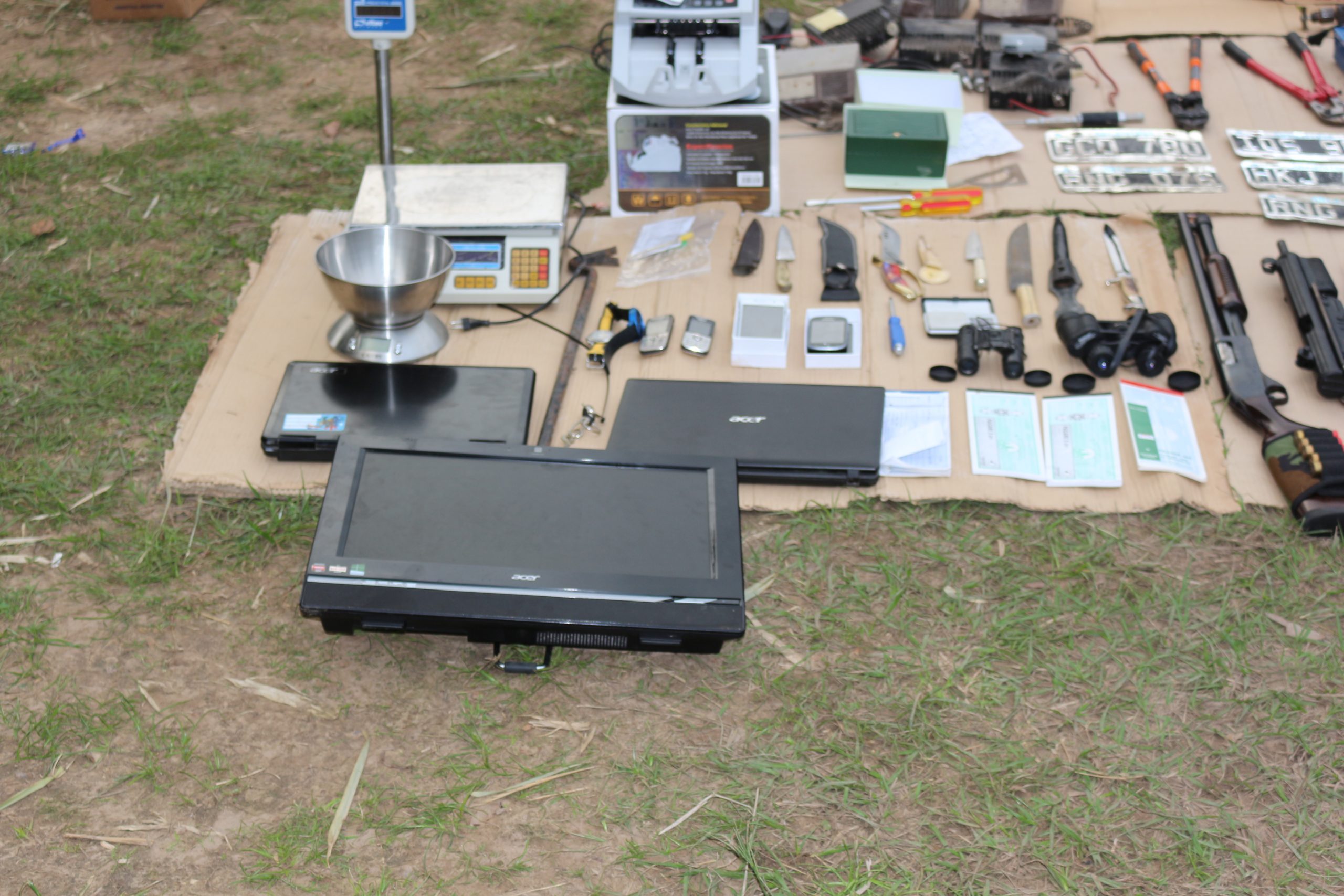 Secuestraron camionetas, autos y armas de una casa quinta de Lote 4