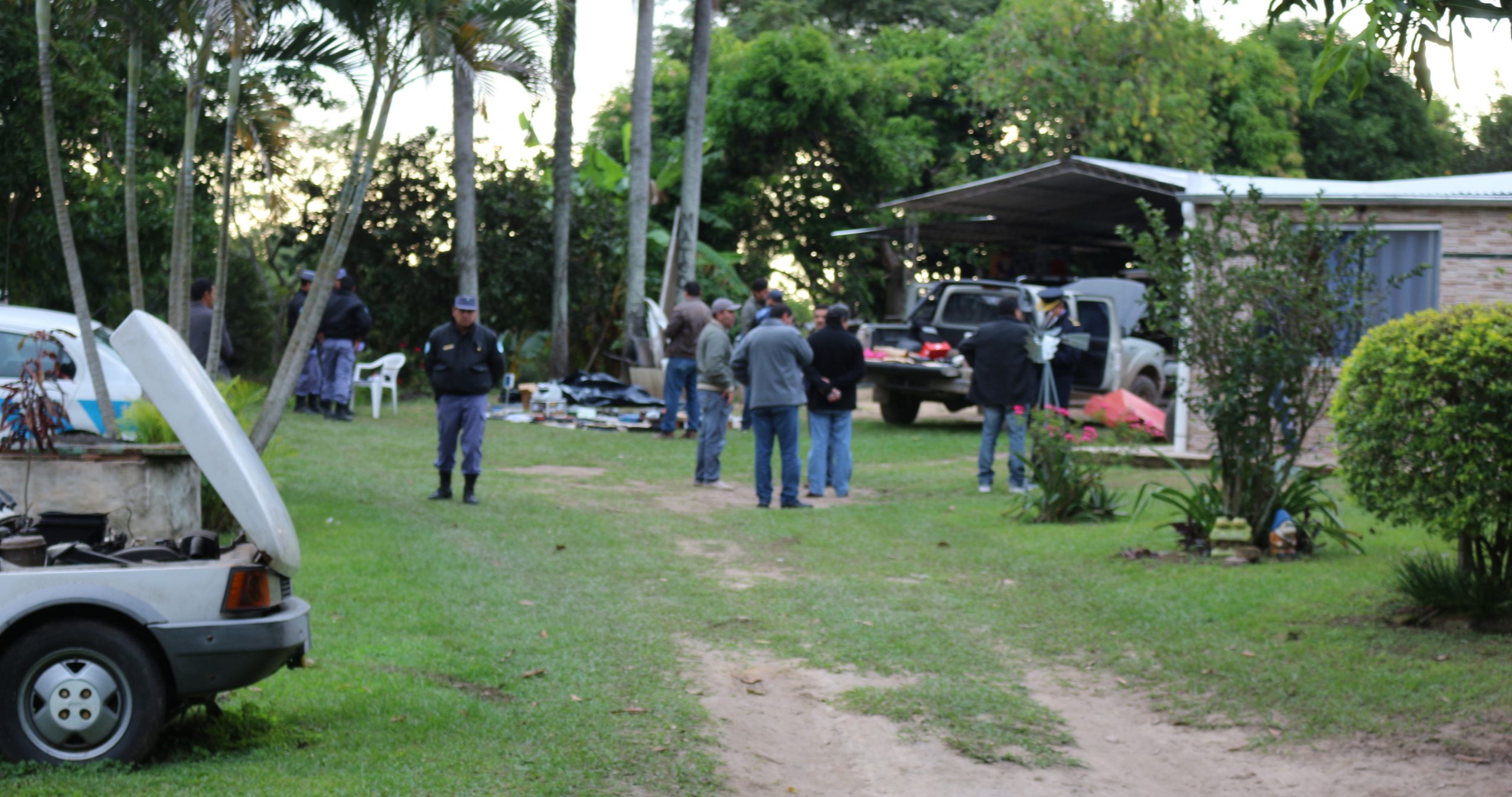 Secuestraron camionetas, autos y armas de una casa quinta de Lote 4