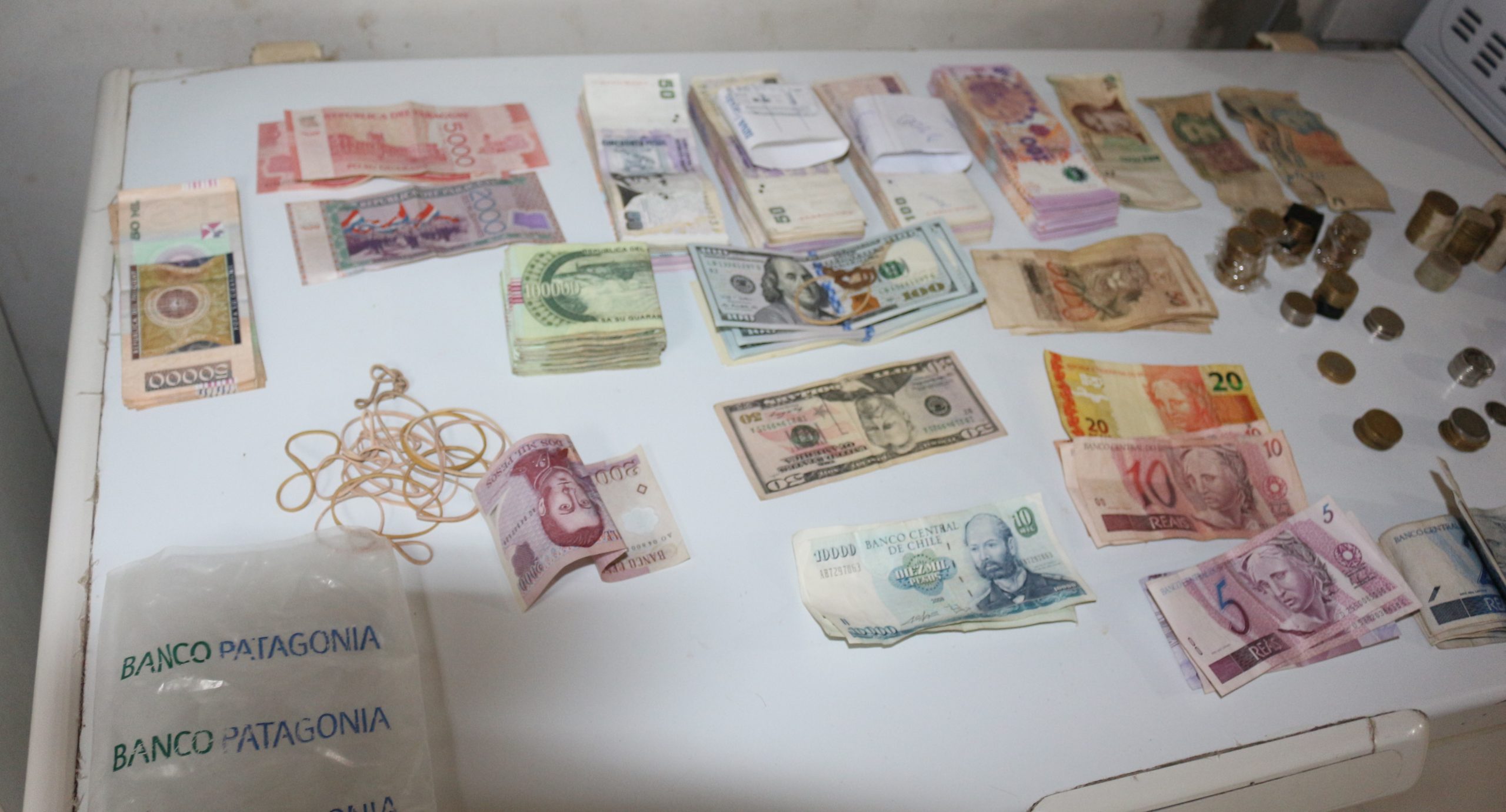 Secuestraron camionetas, autos y armas de una casa quinta de Lote 4