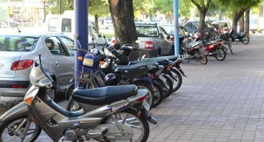 Las motos no pagarían estacionamiento.