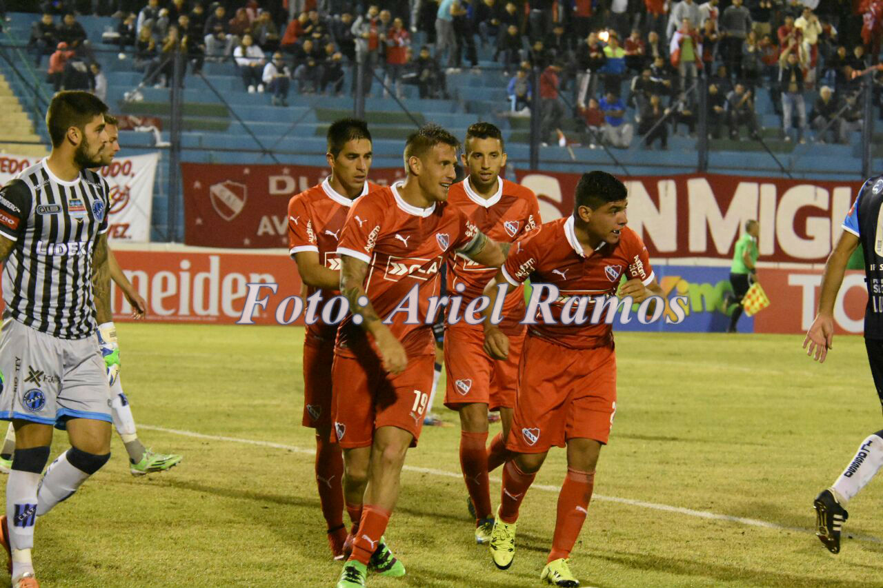 Ganó Independiente en el Antonio Romero, en una noche única para su hinchada