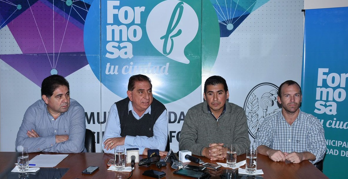 El intendente, junto al concejal Di Martino: el jefe de Gabinete municipal, Mauricio Nadalich y el director de Transporte Fabián Cáceres.