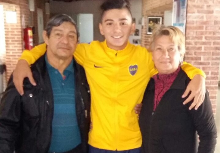 Nico Aguilera con sus abuelos maternos.