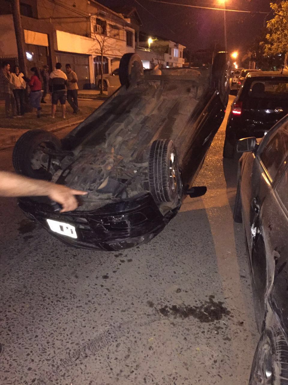 Robo, fuga, vuelco y delincuente atrapado por los vecinos