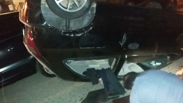 Robo, fuga, vuelco y delincuente atrapado por los vecinos