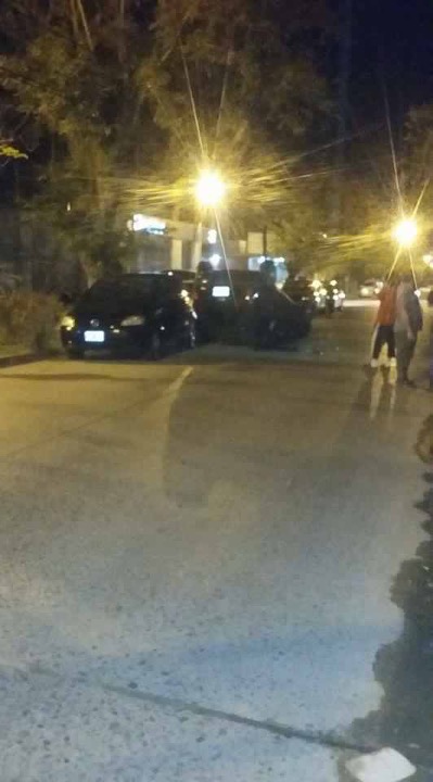 Robo, fuga, vuelco y delincuente atrapado por los vecinos