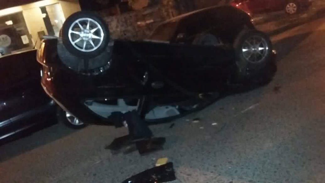 Robo, fuga, vuelco y delincuente atrapado por los vecinos