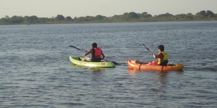 Se les hundió el kayak en el río, nadando llegaron a un árbol, pidieron auxilio y lo rescataron