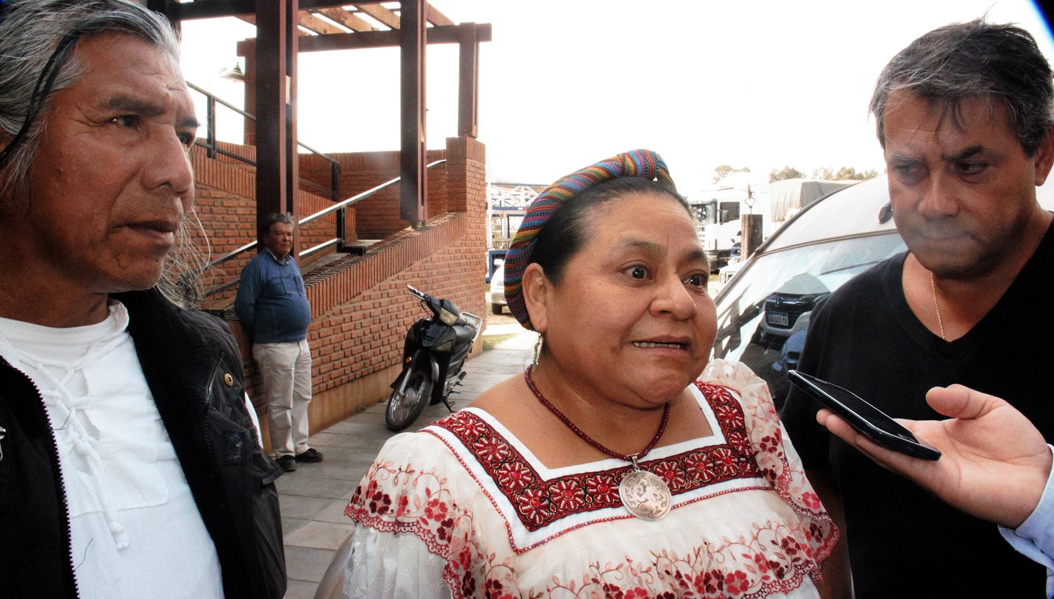 Otro Premio Nobel de la Paz visita a los qom, y el gobierno no aparece en agenda