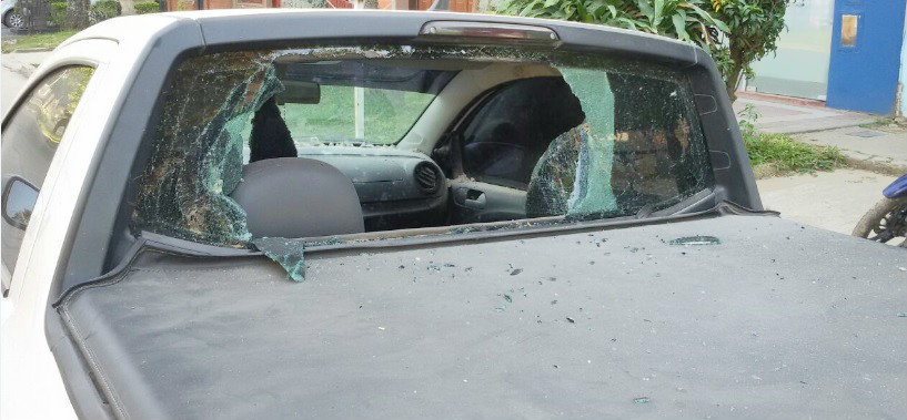 Dañinos 100%, salieron a romper lunetas de autos y camionetas. Un detenido