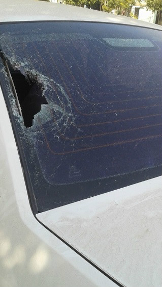 Dañinos 100%, salieron a romper lunetas de autos y camionetas. Un detenido