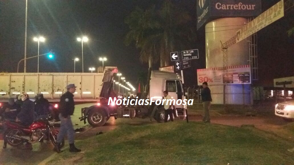 Motociclista se «metió bajo un camión»; lo salvó el casco