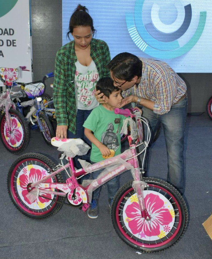 adrian bogado saluda a un niño