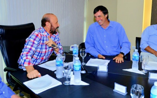 Nuevo gobierno: Gildo recibió a 4 ministros macristas en su despacho y al presidente en el Aeropuerto