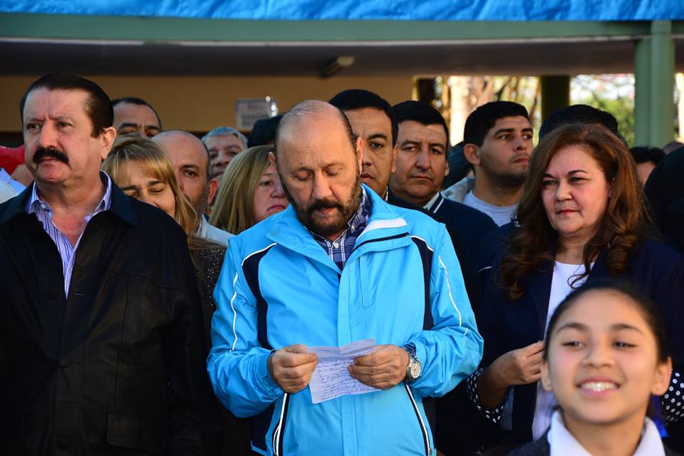 Un clásico. El mandatario recibe cartas durante los actos.