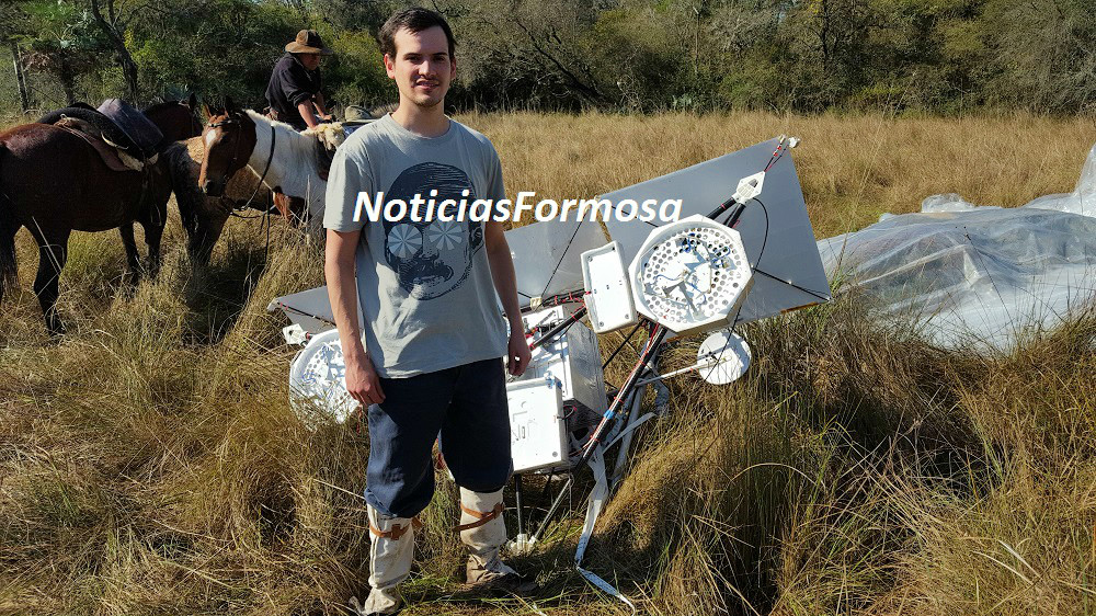 Daniel Maglietti junto al globo "caído del cielo".