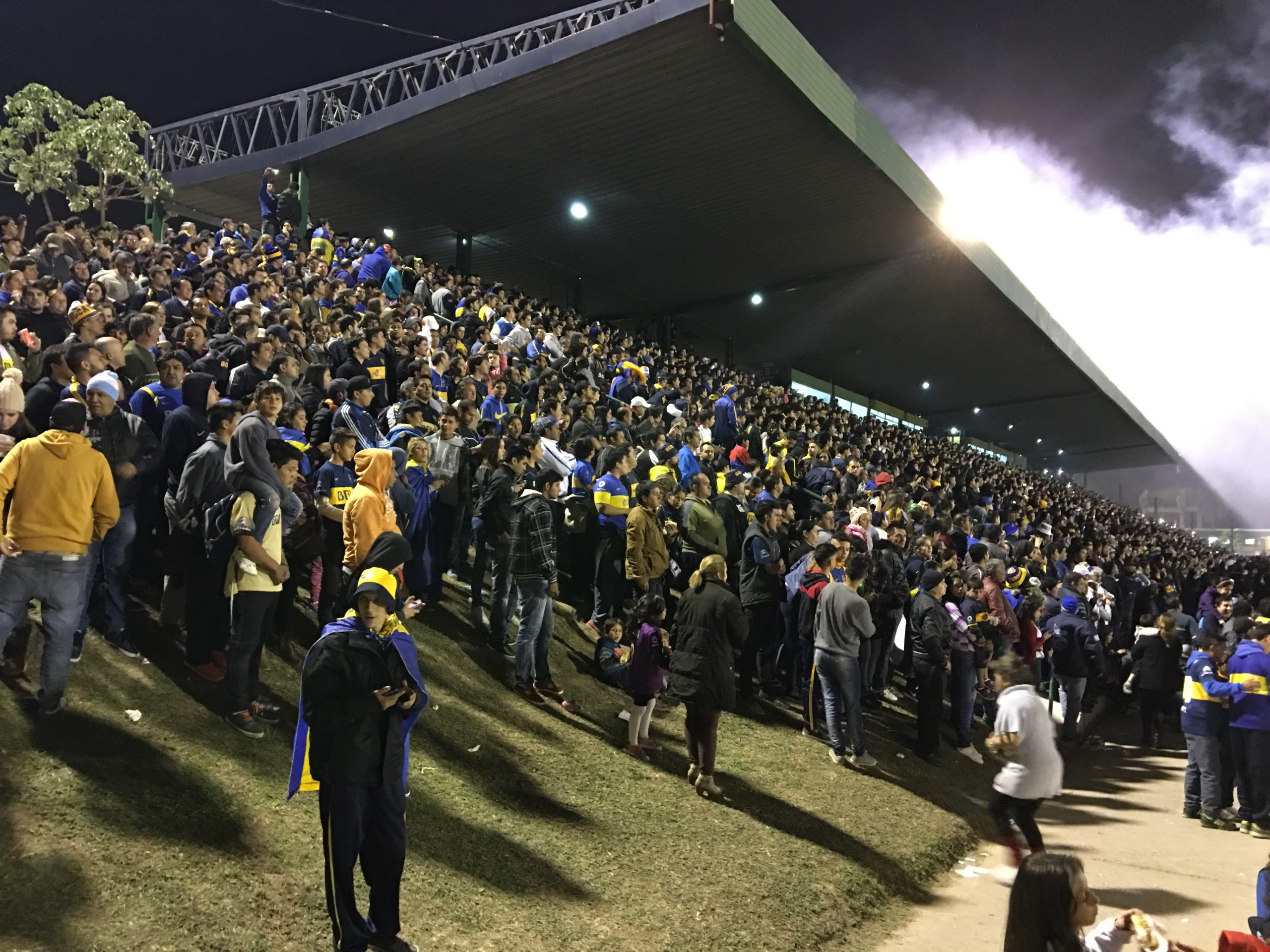 El Antonio Romero repleto festejó el triunfo de Boca por 2 a 1