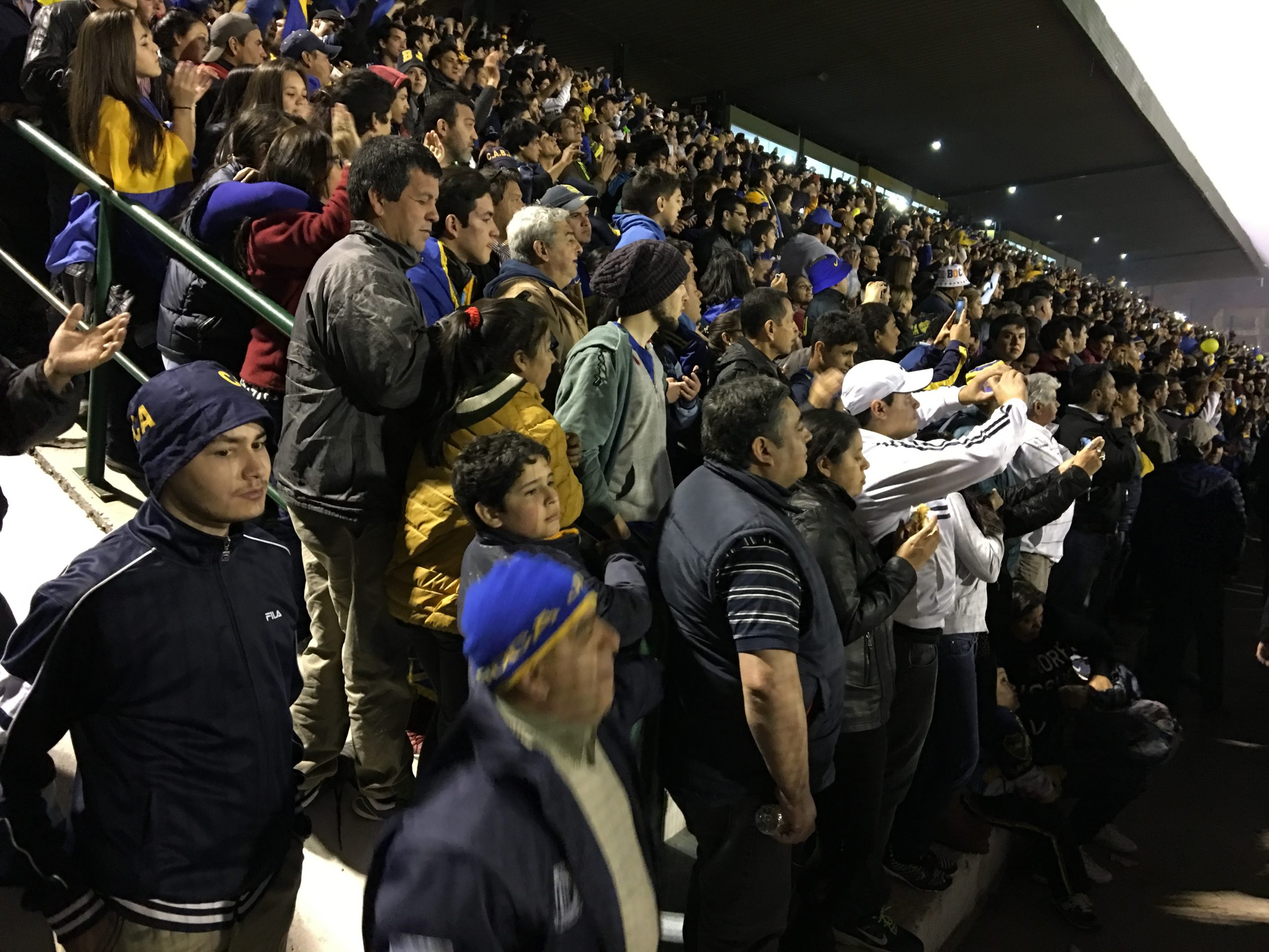 El Antonio Romero repleto festejó el triunfo de Boca por 2 a 1