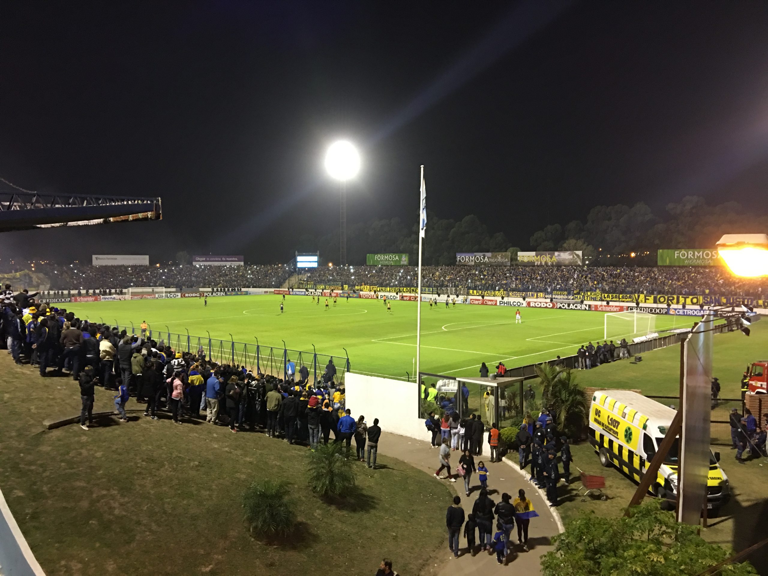 El Antonio Romero repleto festejó el triunfo de Boca por 2 a 1