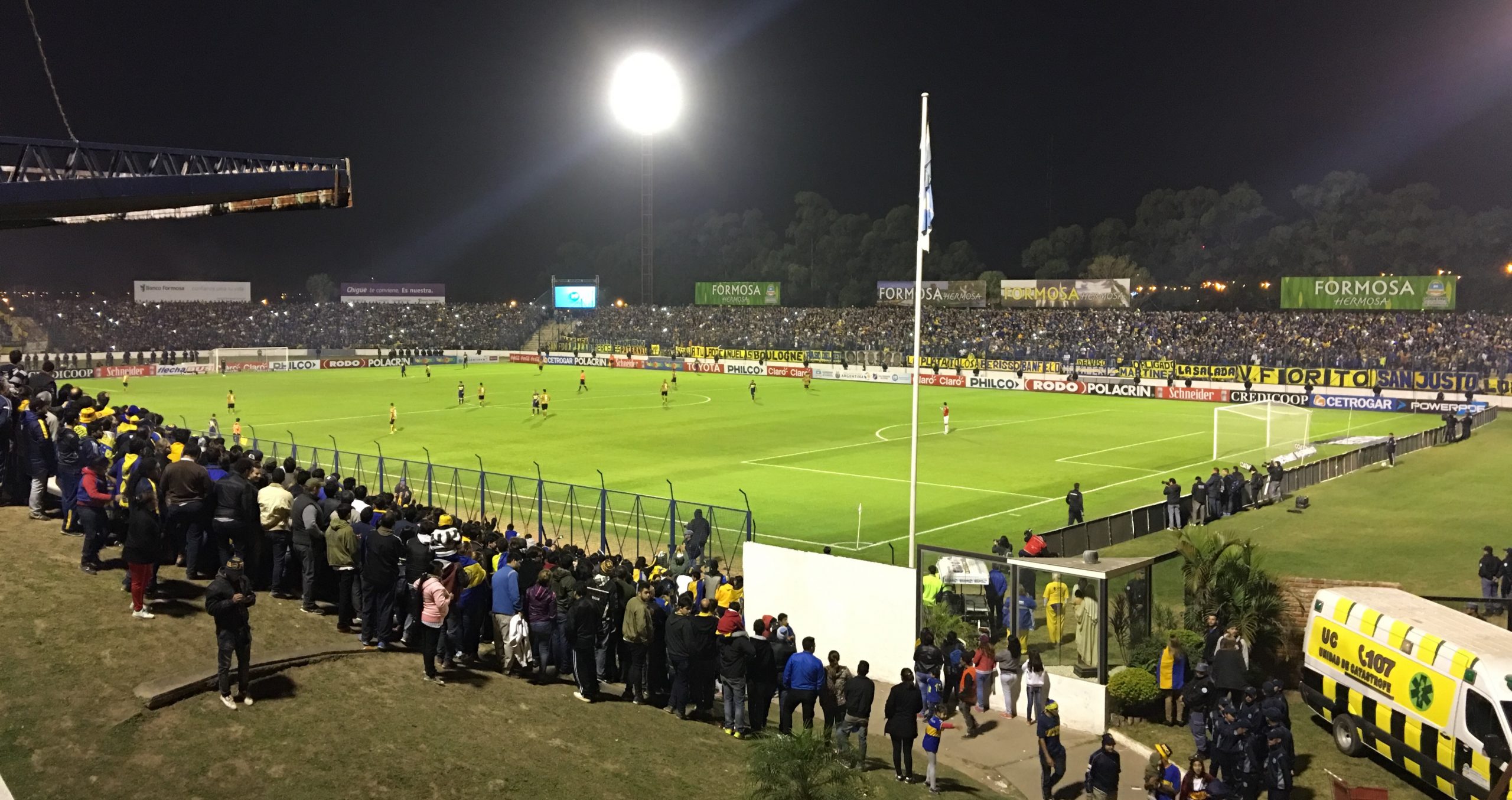 El Antonio Romero repleto festejó el triunfo de Boca por 2 a 1