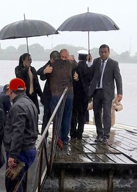 Vecinos alberdeños lo esperaron en la ribera del río Paraguay.