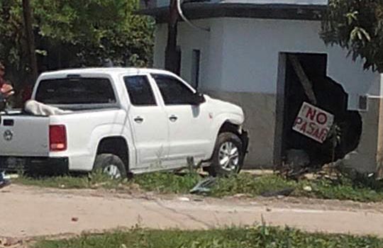 Choque de camionetas terminó en una casa