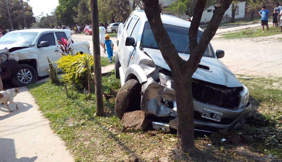 Choque de camionetas terminó en una casa