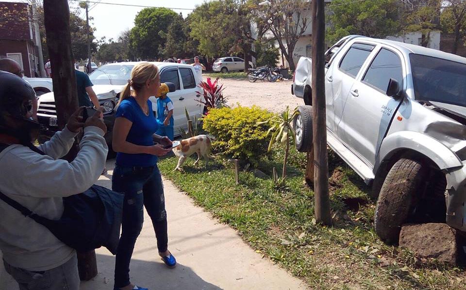 Choque de camionetas terminó en una casa