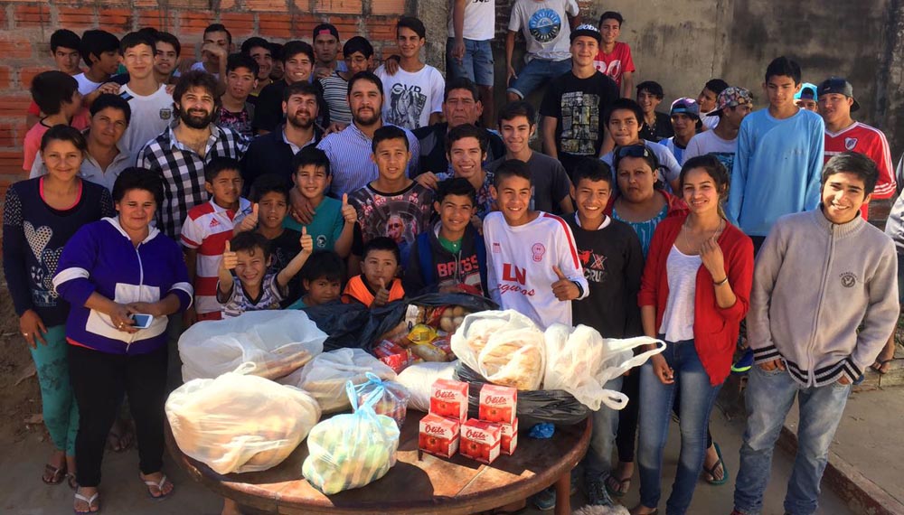 La gente de "Toco Madera" en el merendero del barrio Municipal.